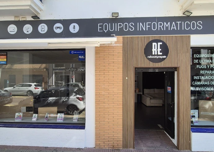 Fachada de la tienda Rebooty Repair en Isla Cristina